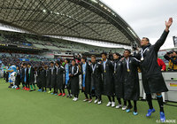 去年のリベンジを果たした川崎Fの選手たちはサポーターに勝利を報告をした【FUJI XEROX SUPER CUP 2019】