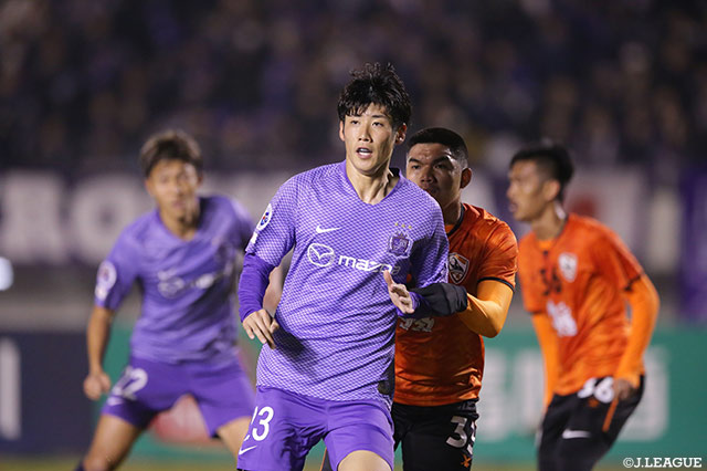 セットプレーのチャンスから荒木 隼人（広島）が右足で放ったシュートはクロスバーに阻まれ、得点に繋げることができない【ACL プレーオフ 広島vsチェンライＵ】