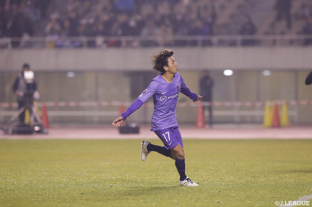 5人目のキッカーを務めた松本 泰志（広島）がゴール右に沈め、勝負あり！【ACL プレーオフ 広島vsチェンライＵ】