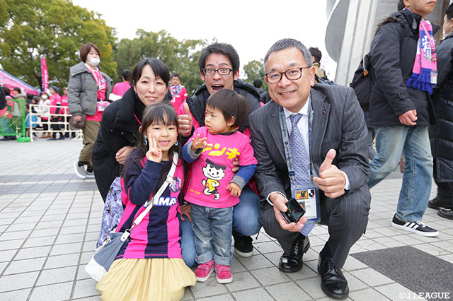 村井 満チェアマンも来場！サポーターの方々と記念撮影！【明治安田Ｊ１ 第1節 Ｃ大阪vs神戸】