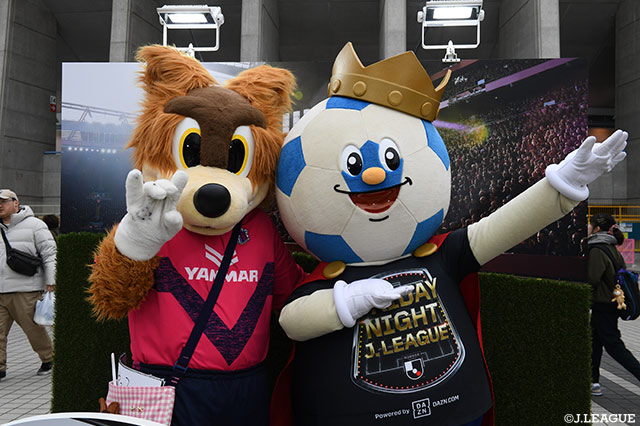 Ｊリーグキングが初めて金ＪＴシャツを着用♪ロビーくんと記念撮影！【明治安田Ｊ１ 第1節 Ｃ大阪vs神戸】