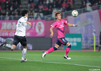 1トップに入った柿谷 曜一朗（Ｃ大阪）が後方からのボールに抜け出す【明治安田Ｊ１ 第1節 Ｃ大阪vs神戸】