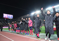 大注目の開幕戦はホームのＣ大阪に軍配。試合後、詰めかけたサポーターに勝利の報告をした【明治安田Ｊ１ 第1節 Ｃ大阪vs神戸】