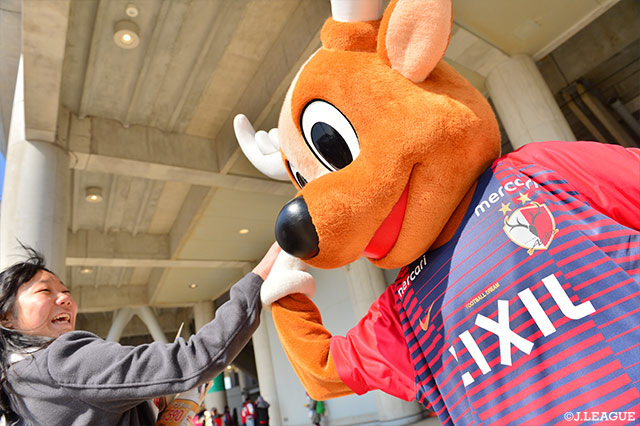しかおがハイタッチで皆さんをお出迎え！【明治安田Ｊ１ 第1節 鹿島vs大分】