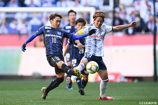 両チームの10番が激しくボールを奪い合う！【明治安田Ｊ１ 第1節 Ｇ大阪vs横浜FM】