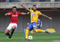 果敢にシュートを狙うハモン ロペス(仙台)とシュートブロックに行く槙野 智章(浦和)【明治安田J1 第1節 仙台vs浦和】