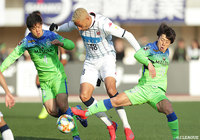 坂 圭祐（湘南/#4）と松田 天馬（#18）がジェイ（札幌）を挟み込み、自由を与えない【明治安田Ｊ１ 第1節 湘南vs札幌】