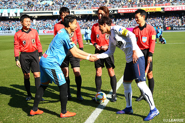 両チームのキャプテン、小林 悠(川崎Ｆ)と東 慶悟（FC東京）が試合前にガッチリと握手を交わした【明治安田Ｊ１ 第1節 川崎ＦvsFC東京】