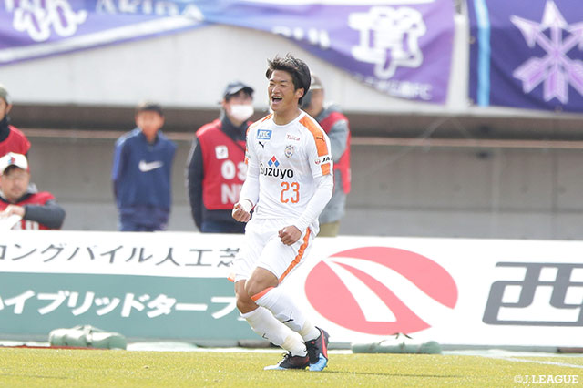 味方のフリックに上手く反応した北川 航也（#23）が左足で流し込み、清水が先制に成功！【明治安田Ｊ１ 第1節 広島vs清水】