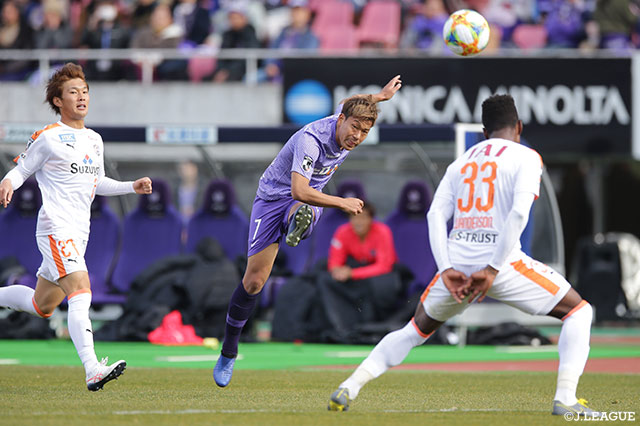 新加入の野津田 岳人（広島/#7）が遠目の位置からシュートを狙う【明治安田Ｊ１ 第1節 広島vs清水】