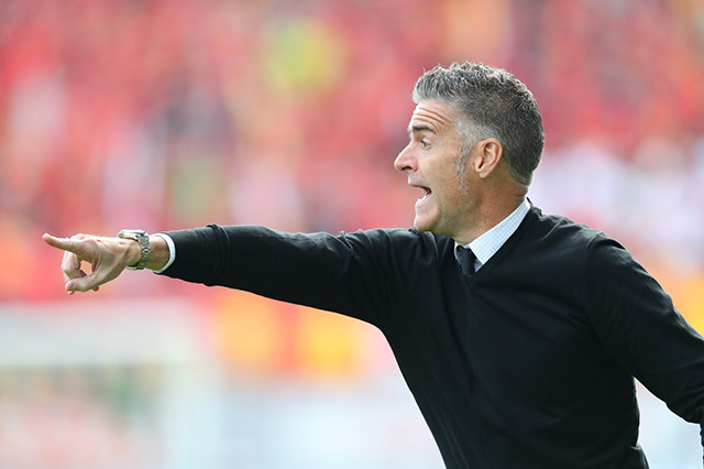 Ｊ初采配となった鳥栖のカレーラス監督だが、初陣は悔しい結果に。次節で初勝利をつかみたい。【明治安田Ｊ１第1節鳥栖vs名古屋】