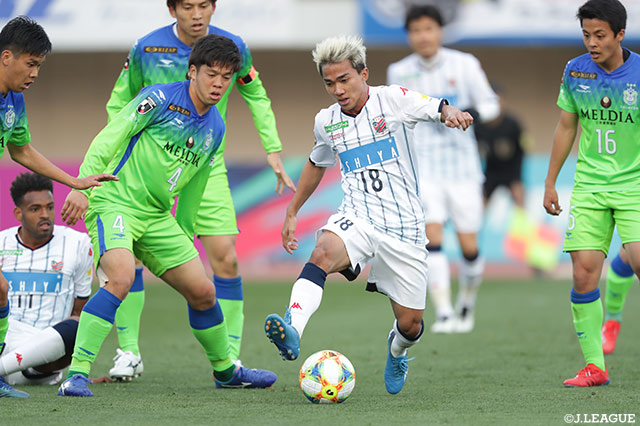 昨季のベストイレブンにも選出されたチャナティップ（札幌）が、密集地帯でも巧みにボールをキープする【明治安田Ｊ１ 第1節 湘南vs札幌】