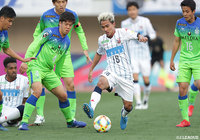 昨季のベストイレブンにも選出されたチャナティップ(札幌)が、密集地帯でも巧みにボールをキープする【明治安田J1 第1節 湘南vs札幌】