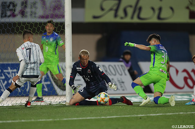 後半37分、5年ぶりに湘南に復帰した武富 孝介（#39）がスライディングで突っ込み、先制点を獲得！【明治安田Ｊ１ 第1節 湘南vs札幌】