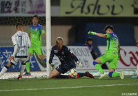 後半37分、5年ぶりに湘南に復帰した武富 孝介(#39)がスライディングで突っ込み、先制点を獲得!【明治安田J1 第1節 湘南vs札幌】