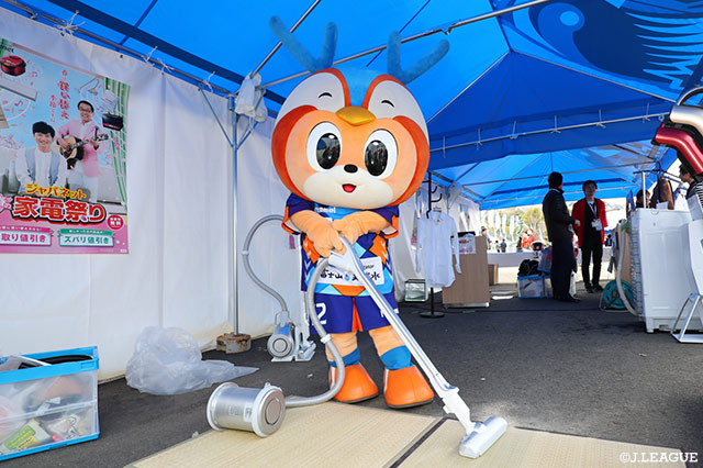春の家電祭り！ヴィヴィくんも掃除機をお試し中！【明治安田Ｊ２ 第1節 長崎vs横浜FC】