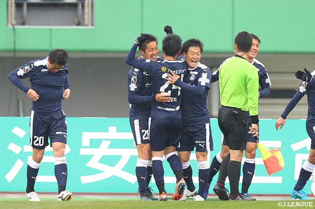 初のＪ２での舞台での戦いとなった鹿児島。先制点となった韓 勇太のゴールをチームメイトが祝福【明治安田Ｊ２ 第1節 鹿児島vs徳島】