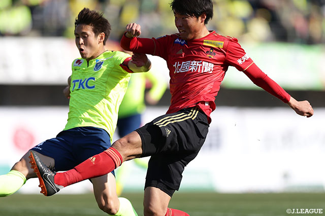 加入1年目ながらキャプテンに任命された藤原 広太朗（栃木/#4）は最終ラインからチームを鼓舞し、持ち前のリーダーシップを発揮した【明治安田Ｊ２ 第1節 栃木vs金沢】