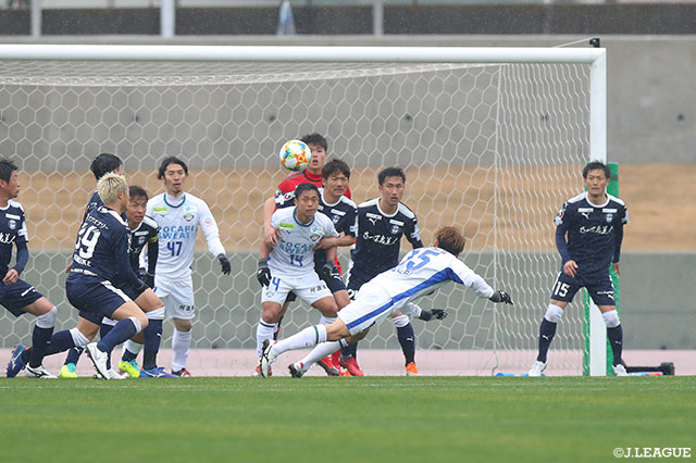CKのチャンスに岸本 武流がダイビングヘッドを叩き込み、徳島が同点に追いつく【明治安田Ｊ２ 第1節 鹿児島vs徳島】