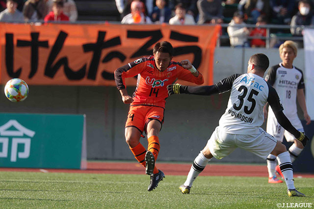 吉濱 遼平（山口）がPA右から左足でうまくコントロールしたシュートをゴール左に決め、先制に成功！【明治安田Ｊ２ 第1節 山口vs柏】