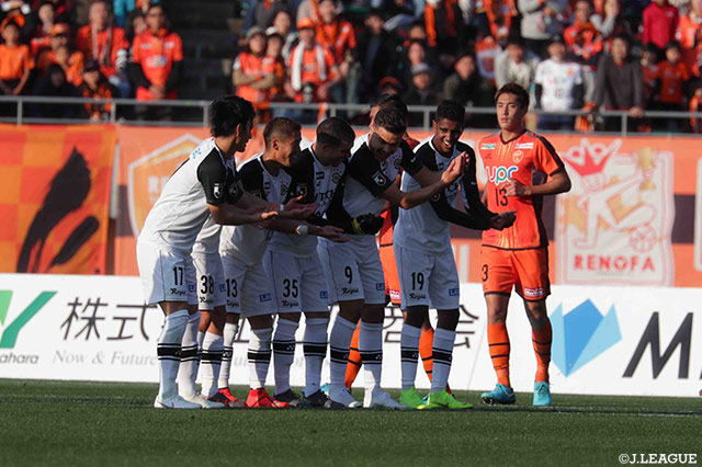 クリスティアーノ（柏）がPKを沈め、ゆりかごパフォーマンスを披露！【明治安田Ｊ２ 第1節 山口vs柏】