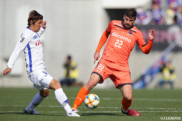 新加入のフアンマ デルガド（大宮）は持ち前の高さと強さを見せるも得点は奪えなかった【明治安田Ｊ２ 第1節 大宮vs甲府】