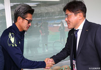三浦 知良(横浜FC/#11)と今季から長崎の監督を務める手倉森新監督が試合前に握手を交わした【明治安田J2 第1節 長崎vs横浜FC】