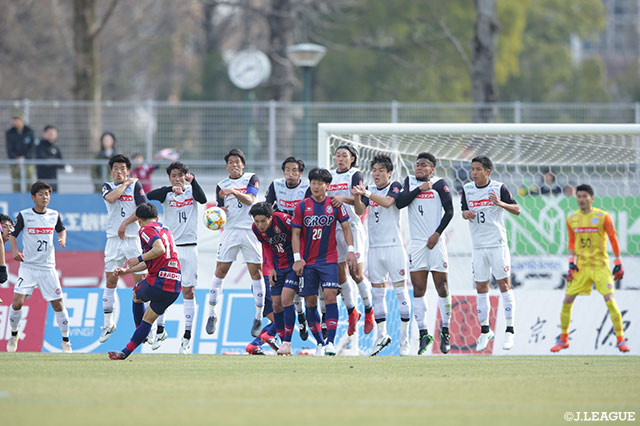 ペナルティエリア手前からのFKのチャンスに、上田 康太（岡山）が直接狙うも惜しくも枠の右に外れる【明治安田Ｊ２ 第1節 岡山vs水戸】