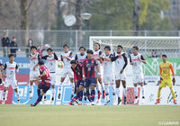 ペナルティエリア手前からのFKのチャンスに、上田 康太(岡山)が直接狙うも惜しくも枠の右に外れる【明治安田J2 第1節 岡山vs水戸】