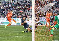 神谷 優太(愛媛)がシュートを放つも千葉DFのブロックに遭い、得点には繋がらない【明治安田J2 第1節 愛媛vs千葉】