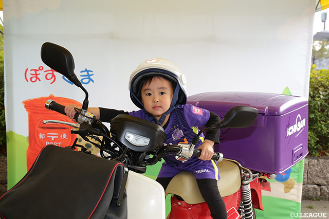郵便バイクに乗って、記念撮影♪【明治安田Ｊ１ 第2節 広島vs磐田】