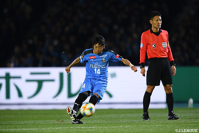 中村 憲剛が前半9分のFKを直接沈め、ホームの川崎Ｆが先制！【明治安田Ｊ１ 第2節 川崎Ｆvs鹿島】