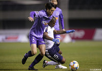 野上 結貴（広島）がアダイウトン（磐田）からボールを奪い、チャンスの芽を潰す【明治安田Ｊ１ 第2節 広島vs磐田】