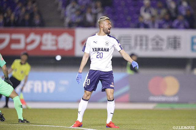 磐田は、前節得意のヘディングシュートで同点弾を決めた川又 堅碁（#20）を中心に広島ゴールに迫るも得点を奪うことはできなかった【明治安田Ｊ１ 第2節 広島vs磐田】