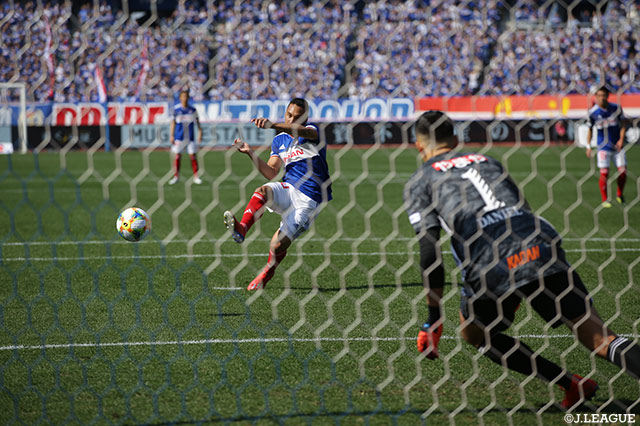 エジガル ジュニオがPKを決めて、ホームの横浜FMが先制！【明治安田Ｊ１ 第2節 横浜FMvs仙台】