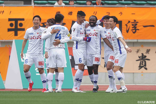 開始3分、4分と立て続けにピーター ウタカ（甲府）がゴール！チームメイトが駆け寄り笑顔を見せる【明治安田Ｊ２ 第2節 山口vs甲府】