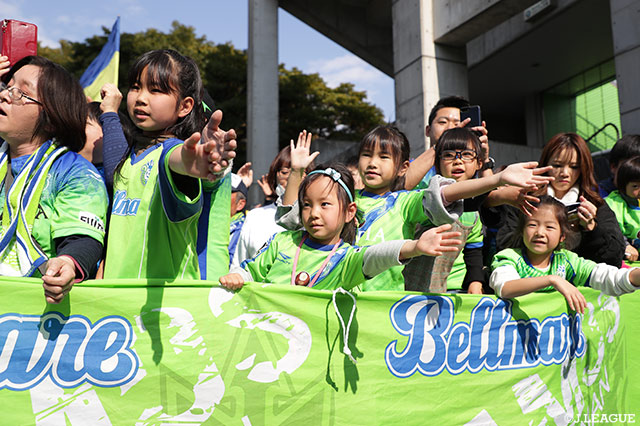 選手のスタジアム入りを待つサポーターたち。試合前から気合十分！【明治安田Ｊ１ 第2節 湘南vsFC東京】