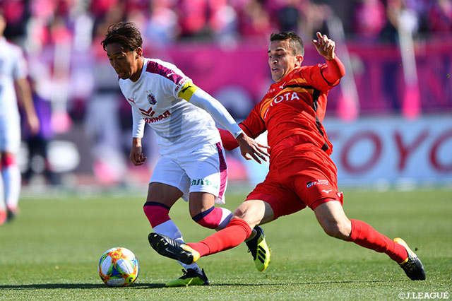 清武 弘嗣（Ｃ大阪）がジョアン シミッチ（名古屋）をかわし、前線にボールを運ぶ【明治安田Ｊ１ 第2節 名古屋vsＣ大阪】
