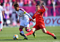 清武 弘嗣（Ｃ大阪）がジョアン シミッチ（名古屋）をかわし、前線にボールを運ぶ【明治安田Ｊ１ 第2節 名古屋vsＣ大阪】