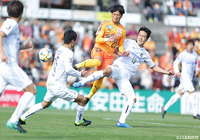 開幕戦で1ゴールを記録した北川 航也（清水）。Ｇ大阪DF陣の厳しいマークを受ける【明治安田Ｊ１ 第2節 清水vsＧ大阪】