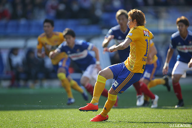 試合終了間際に得たPKを石原 直樹（仙台）が落ち着いて決め、1点差に詰め寄る【明治安田Ｊ１ 第2節 横浜FMvs仙台】