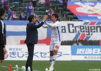 今季、福岡から復帰したドゥドゥ(甲府)が後半開始早々に追加点を奪い、伊藤 彰監督とハイタッチ!【明治安田J2 第2節 山口vs甲府】
