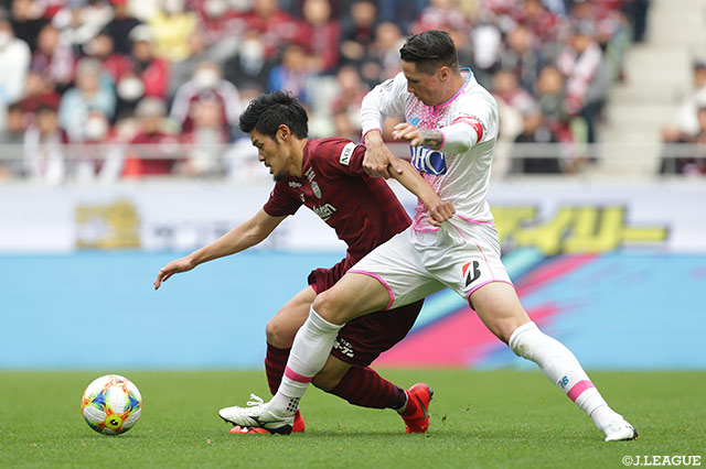 前線から激しくプレスにいくフェルナンド トーレス（鳥栖）【明治安田Ｊ１ 第2節 神戸vs鳥栖】