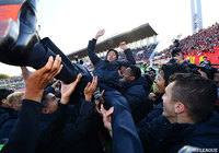 赤﨑の2発で連勝の名古屋。試合後、昨季限りで現役を引退した楢崎 正剛氏を胴上げし勝利を祝った【明治安田Ｊ１ 第2節 名古屋vsＣ大阪】