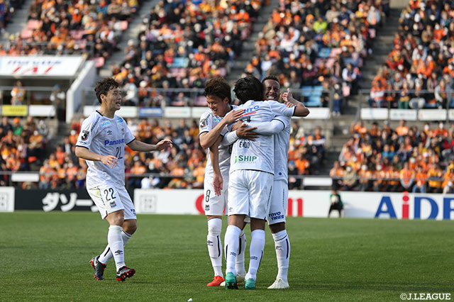 2得点のアデミウソン（Ｇ大阪）が遠藤 保仁と熱い抱擁！【明治安田Ｊ１ 第2節 清水vsＧ大阪】