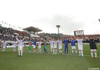 打ち合いを制したＧ大阪。試合後、お馴染みの「ガンバ・クラップ」で勝利を祝った【明治安田Ｊ１ 第2節 清水vsＧ大阪】