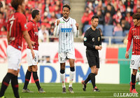 前半2分、17分と前半だけで2得点を奪った鈴木 武蔵（札幌/#9）がゴール後にガッツポーズを決めた！【明治安田Ｊ１ 第2節 浦和vs札幌】