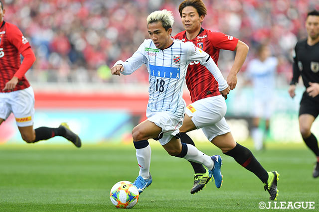 果敢にドリブルを仕掛け、幾度となく相手ゴールに迫ったチャナティップ（札幌/#18）【明治安田Ｊ１ 第2節 浦和vs札幌】