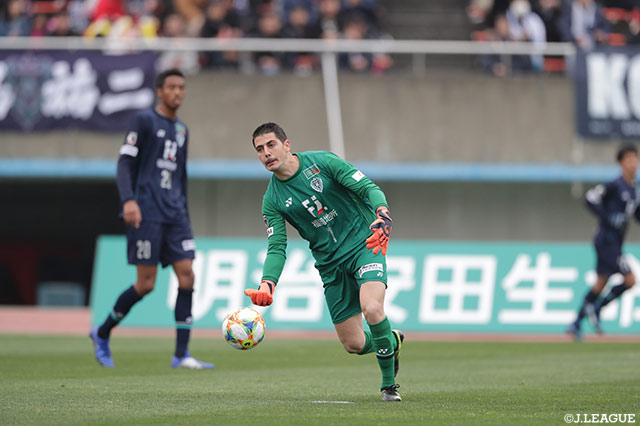 今季、スペインのCDレガネスより加入したセランテス（福岡）。前節のデビュー戦こそ3失点を喫したが、この日は無失点に抑えた【明治安田Ｊ２ 第2節 福岡vs長崎】