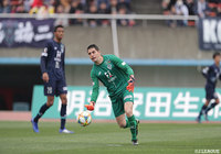 今季、スペインのCDレガネスより加入したセランテス(福岡)。前節のデビュー戦こそ3失点を喫したが、この日は無失点に抑えた【明治安田J2 第2節 福岡vs長崎】